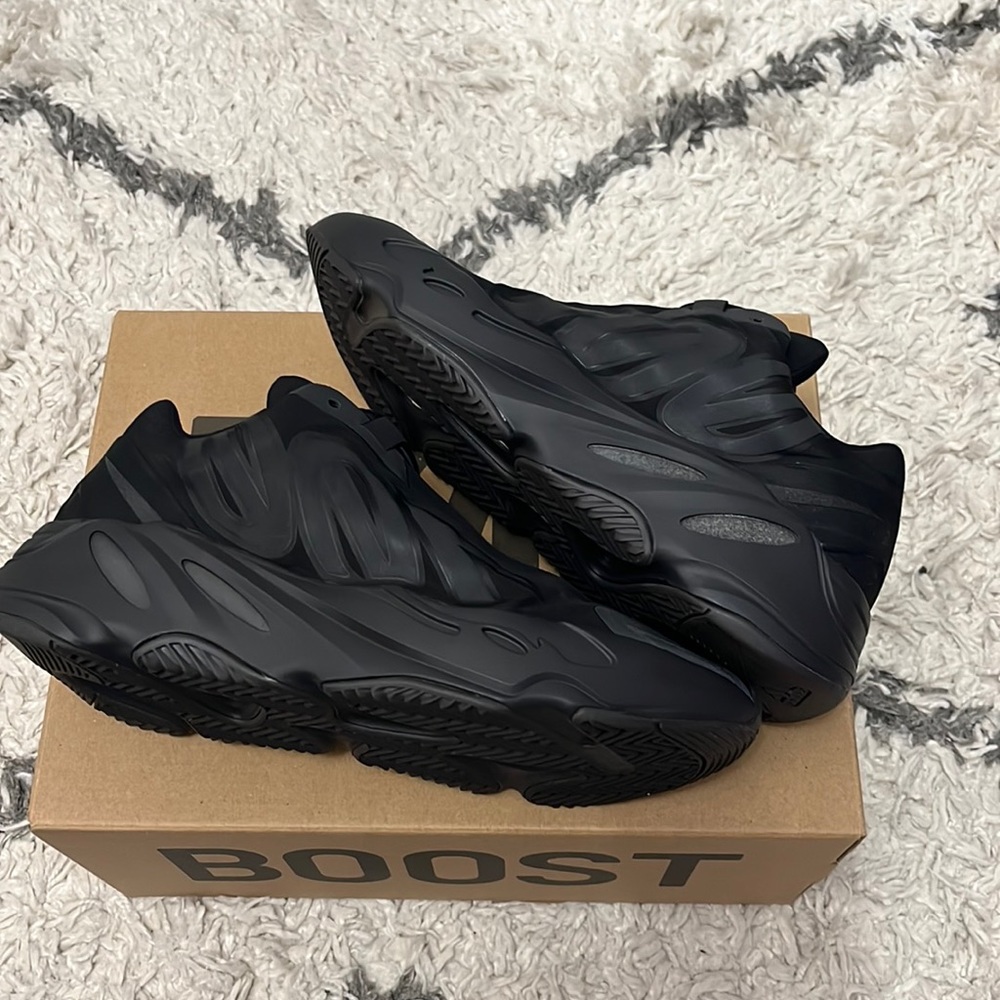 Yeezy 700 mnvn